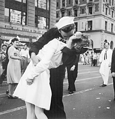 Iconic VJ Day photo of sailor kissing nurse