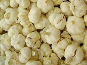 640px-Garlic_cloves